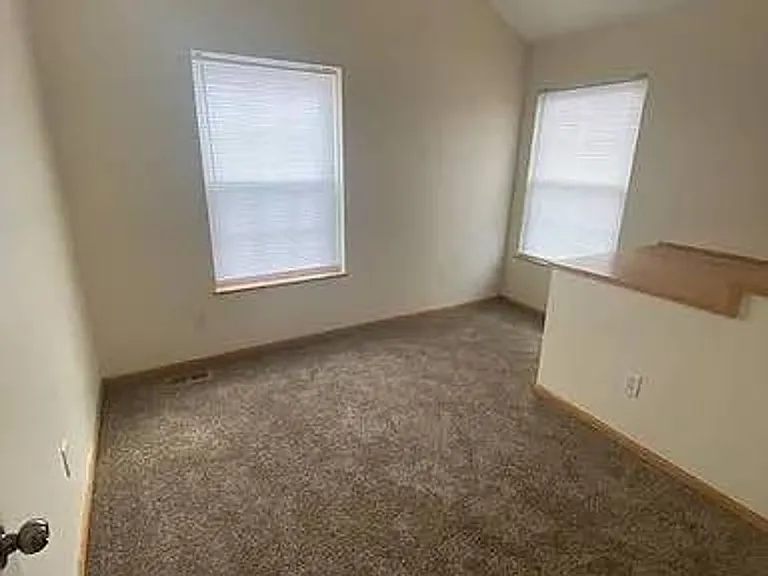 1235 SE Village View Ln — Photo 10