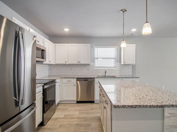 205 Creek Pointe Cir, Durand, MI 48429