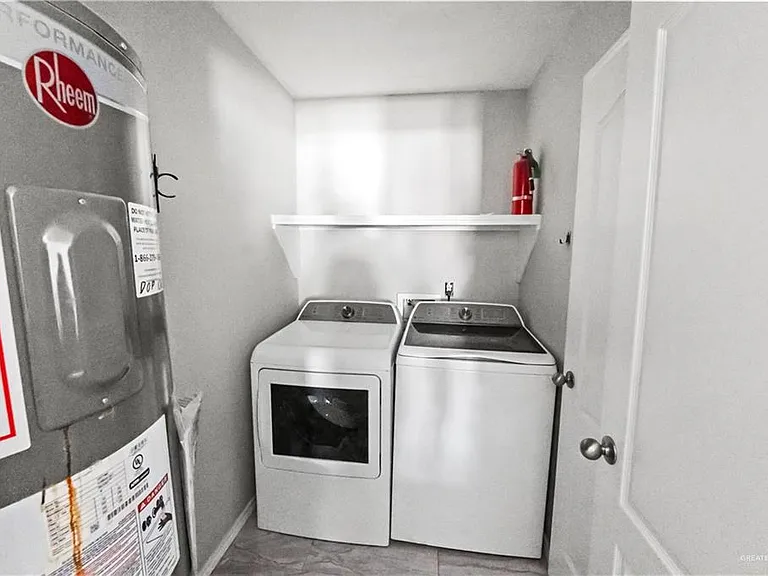 106 S 48th Ln — Photo 9