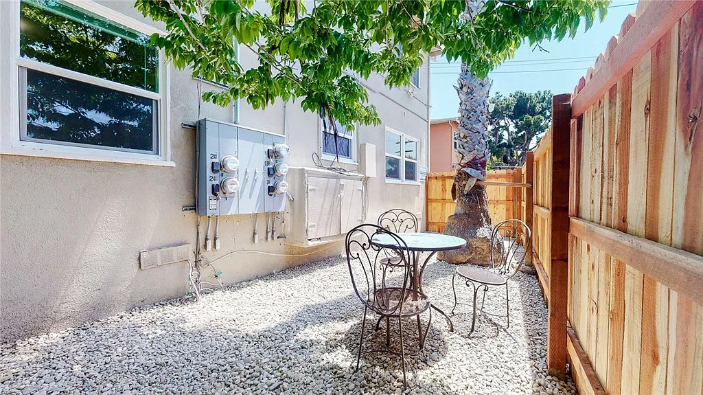 2 bed, 950 sqft, $5,495 — Photo 3
