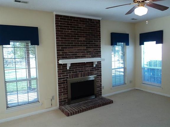 Family rm w gas fireplace