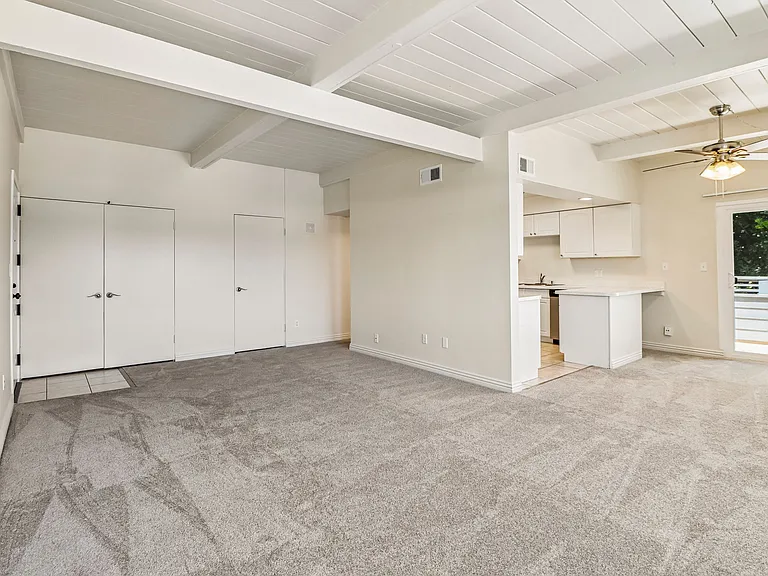 Loma Palisades — Photo 18