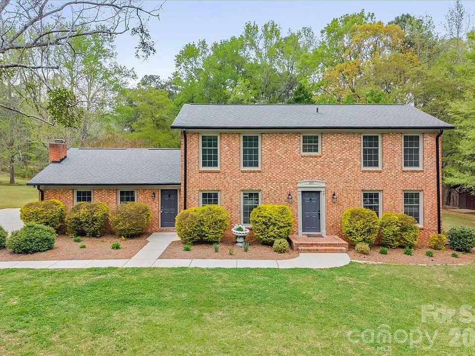 1st image of 207 Williamsburg Ln