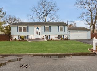 21 Olive St, Lake Grove, NY 11755