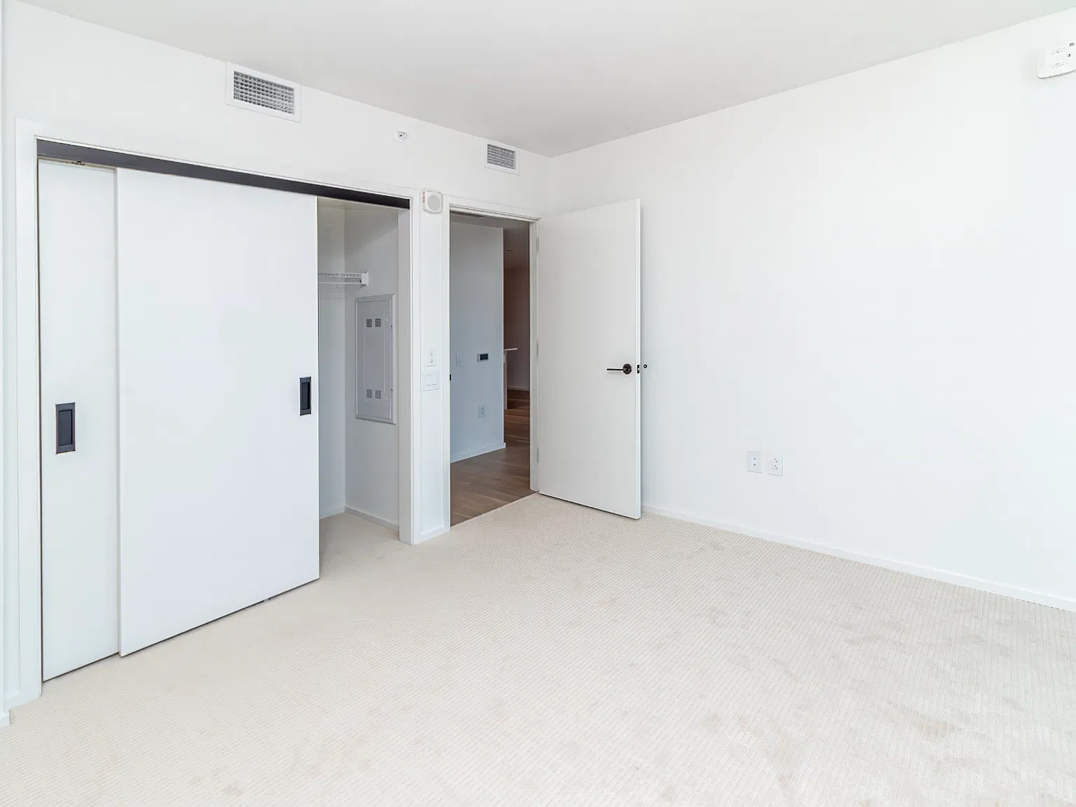 2 bed, 923 sqft, $6,000 — Photo 2