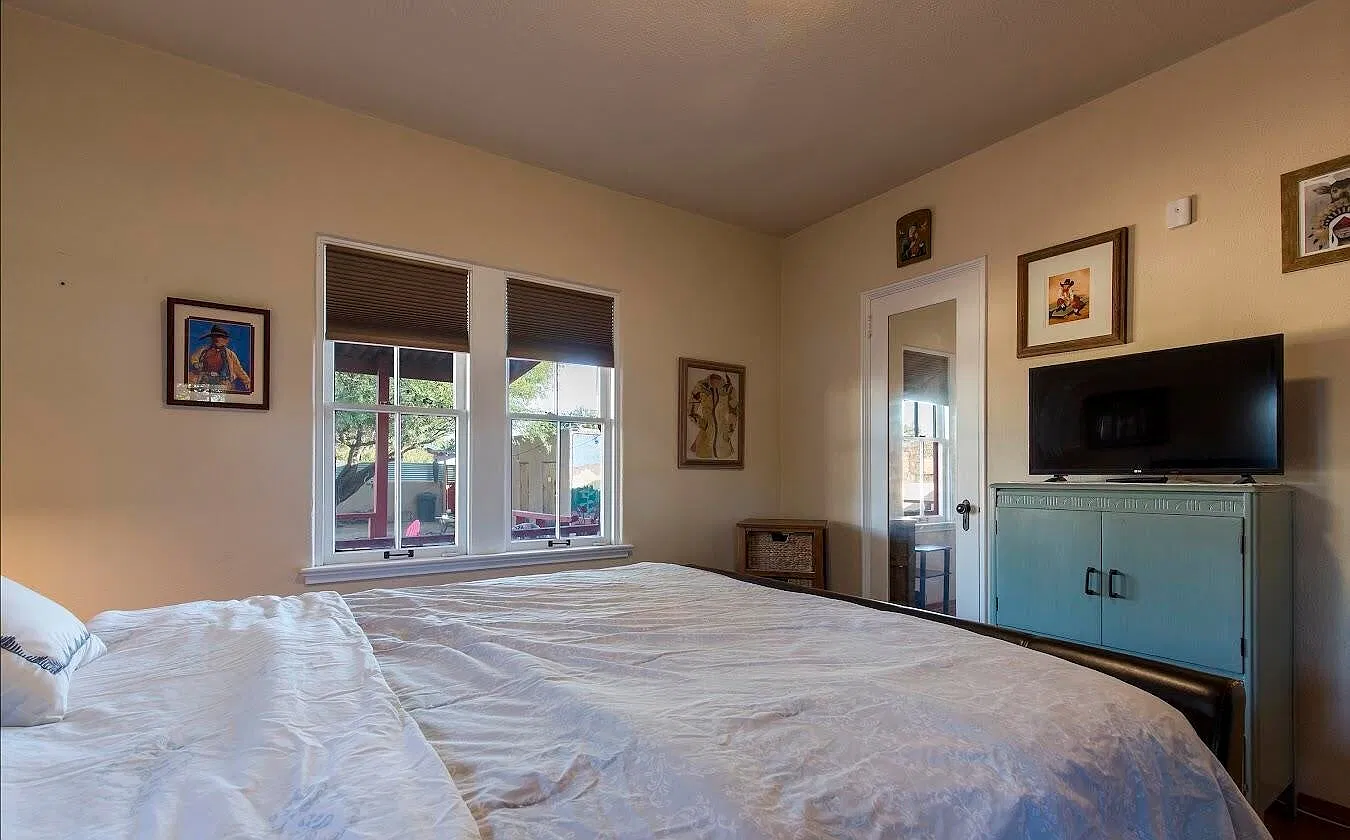 1320 N Hampton St — Photo 4
