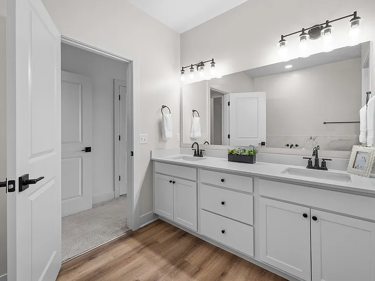Primary en-suite bathroom dual sinks (3-bedroom floorplan)