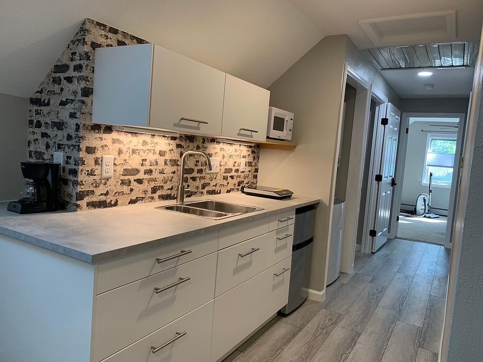 Brand new kitchen, fully furnished!