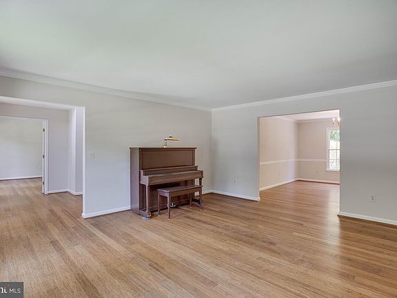 5th image of 414 Fox Hollow Ln