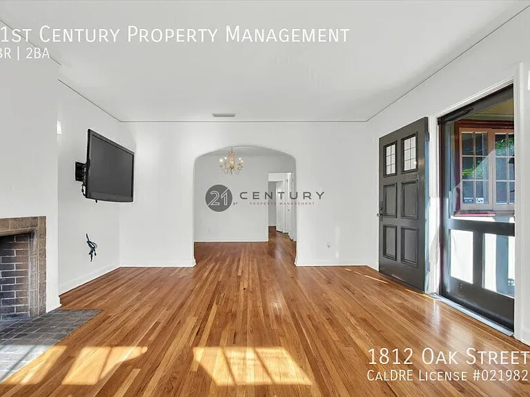 1812 Oak St — Photo 8