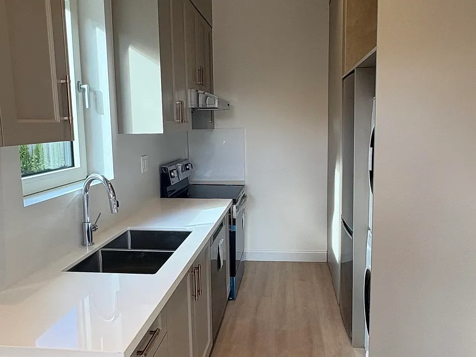 1115 W 48th Ave