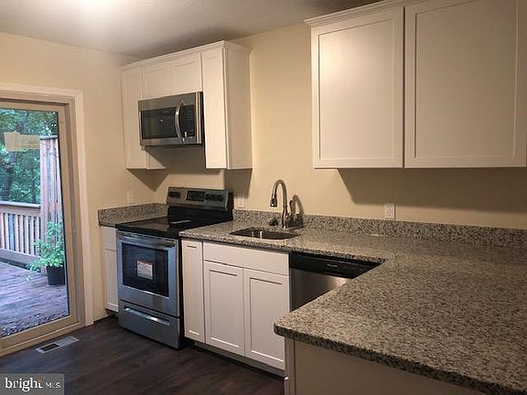 3rd image of 544 Greenhill Ct