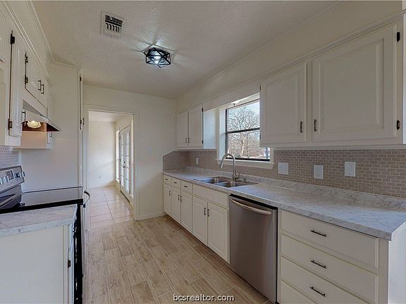 4th image of 908 Val Verde Dr