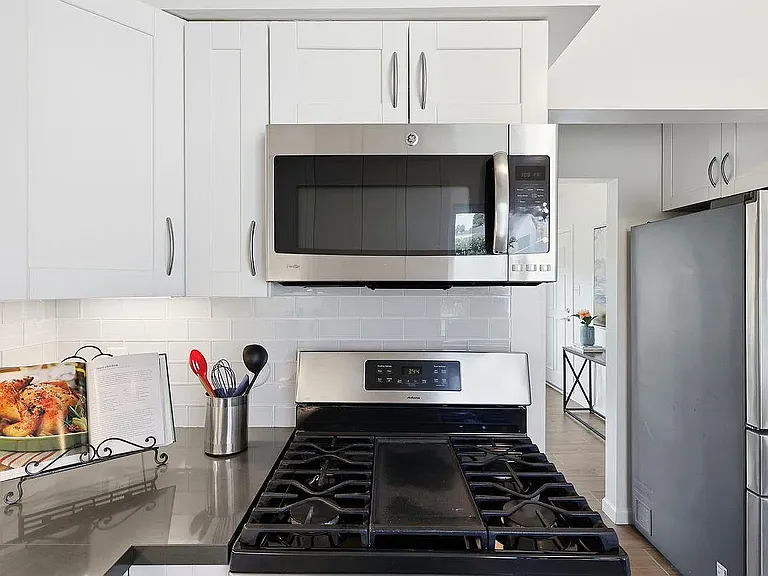 Kitchen (gas range & microwave)