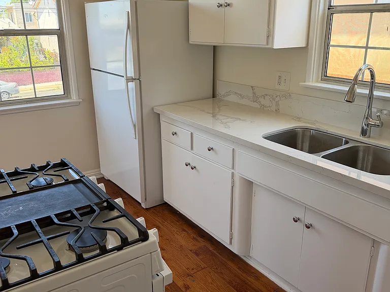1648 Talmadge St — Photo 3