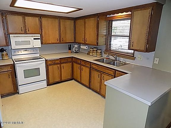 5th image of 703 Plasman Ave