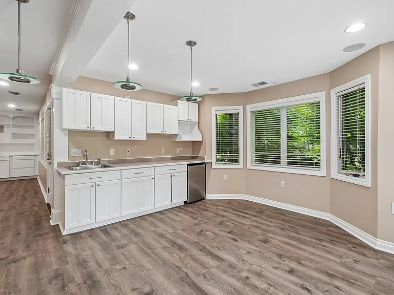 1819 Brookview Dr — Photo 24