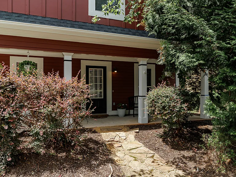 530 Edgewood Dr — Photo 2