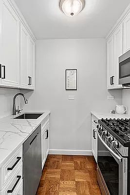 2nd image of 200 E 27th St APT 6L