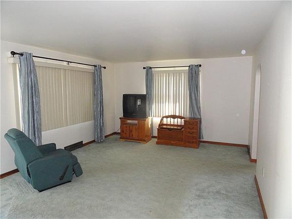 5th image of 1747 Raymond Ave