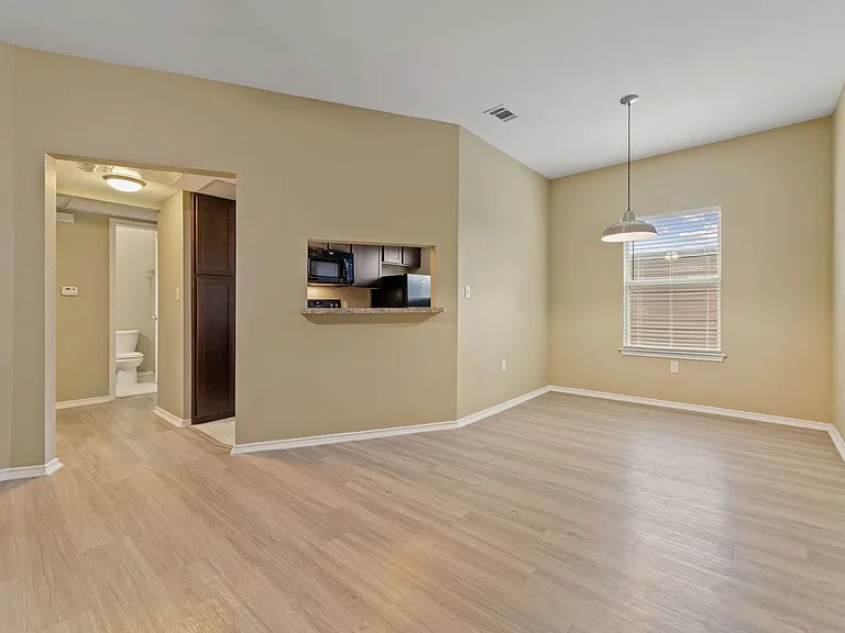 Stone Hill Apartments — Photo 25