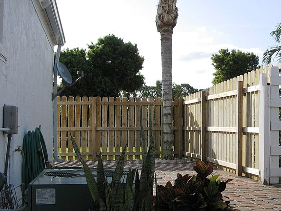 Side yard-fence enclosed