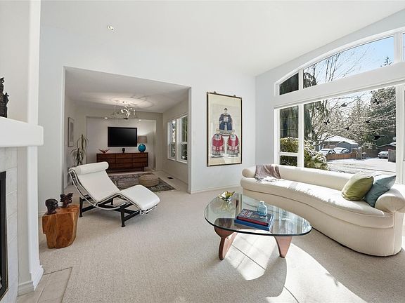3rd image of 211 Saturna Dr