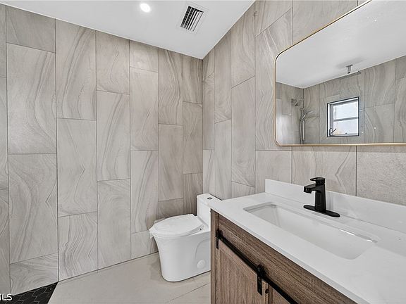 4th image of 2031 SE 25th Ln