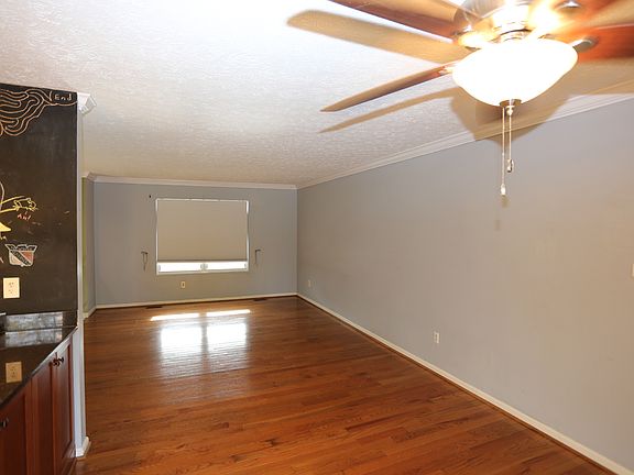 3rd image of 432 Williamstowne Ct
