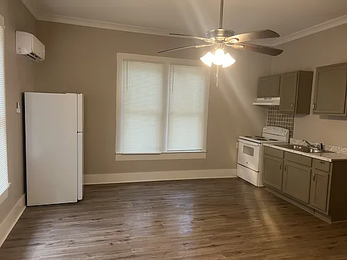 1409 Main St #B Photo 1