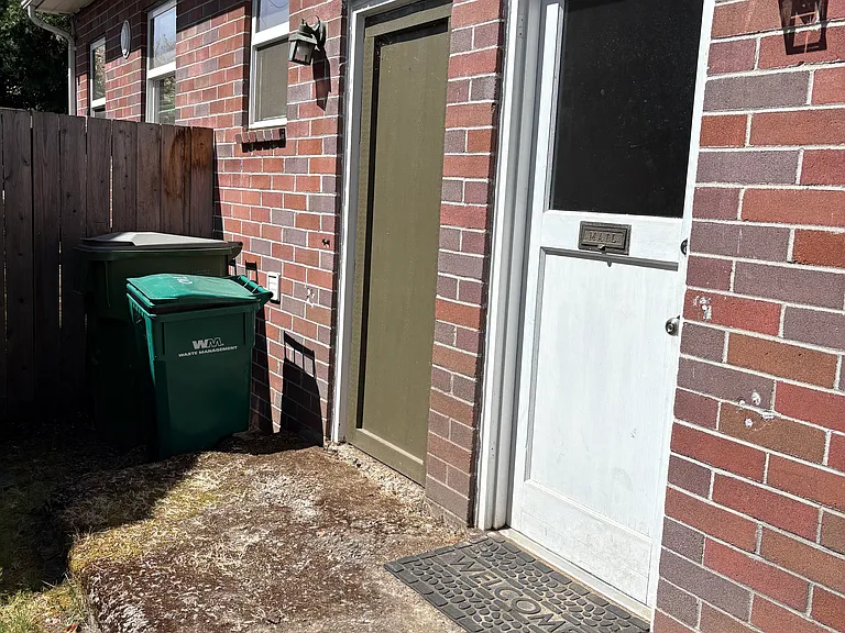 708 E 3rd St — Photo 2