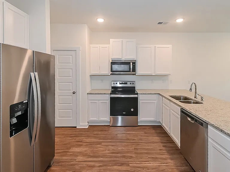 132 The Heights Dr — Photo 6