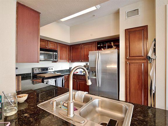 4th image of 7575 Kirby Dr APT 1410