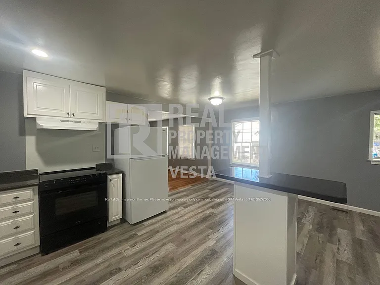 2875 Barrett Ave — Photo 5