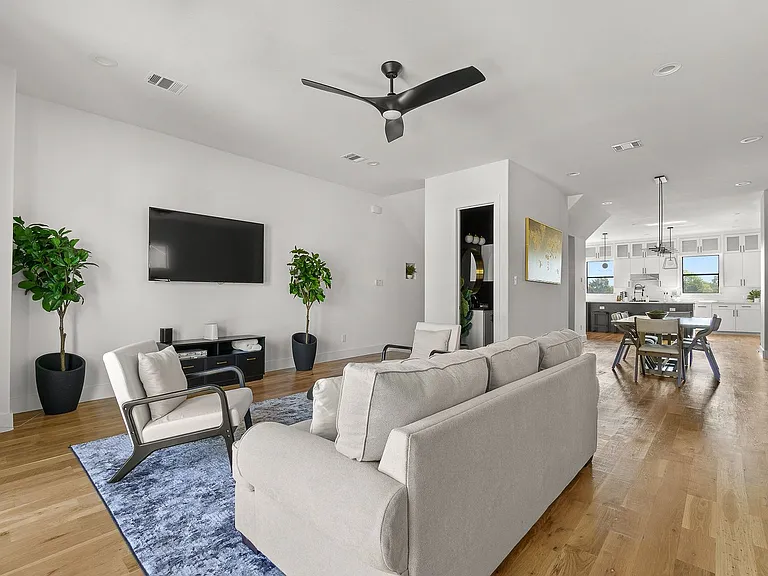 512 Avenue L — Photo 11