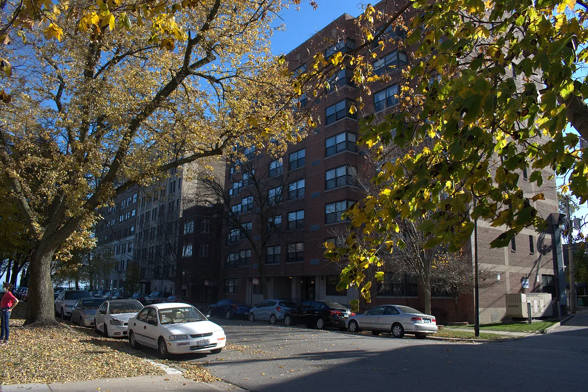 Building Photo - 1221 W Sherwin Ave