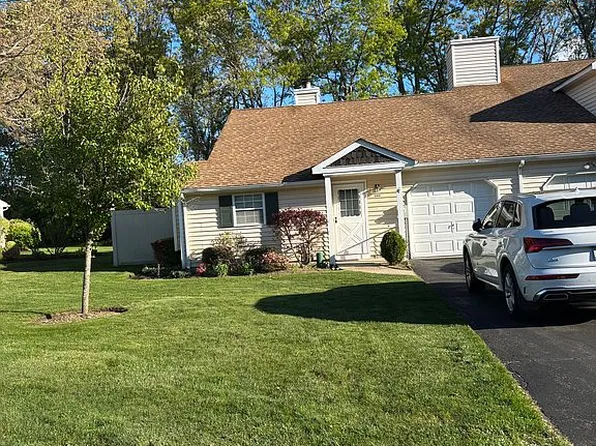 540 Race Pl, Oakdale, NY 11769