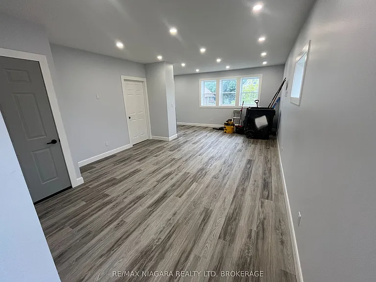 243 Dufferin St #UPPER FRONT — Photo 15