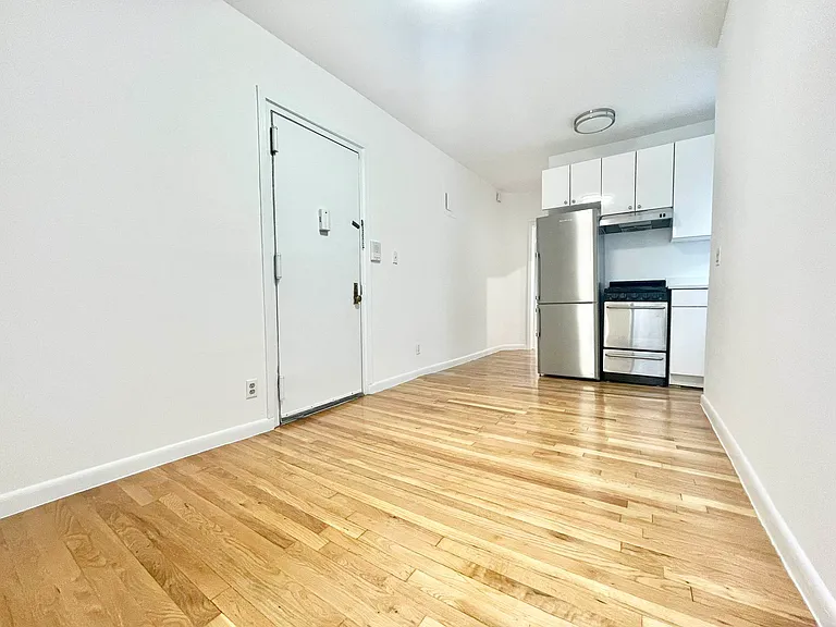 640 E 14th St #19 — Photo 1