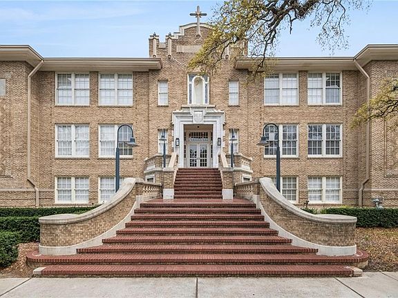 2nd image of 1215 Louisiana Ave #201