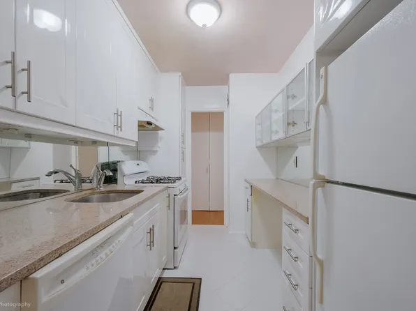 52-30 39th Drive image 4 of 12