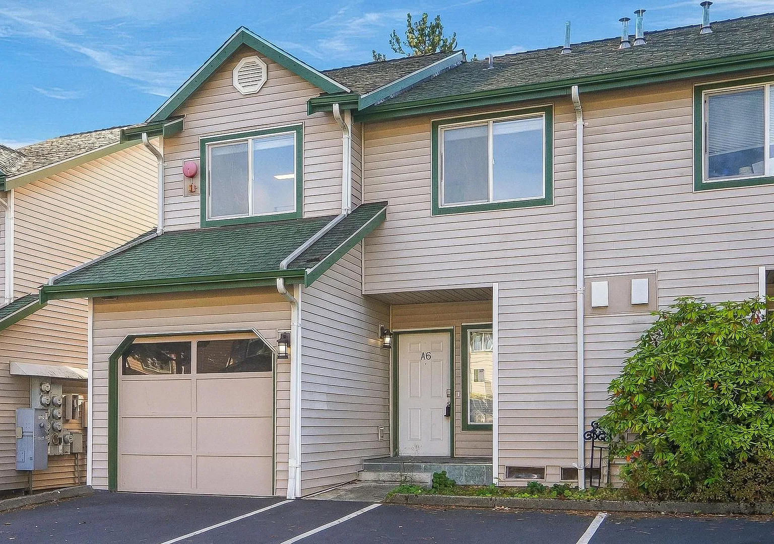 Beautiful 3-Bedroom Townhome in Prime North Lynnwood Location — Photo 2