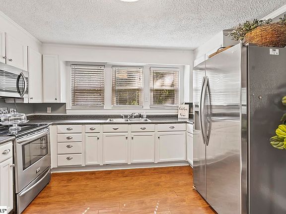 4th image of 402 Meadow Dr