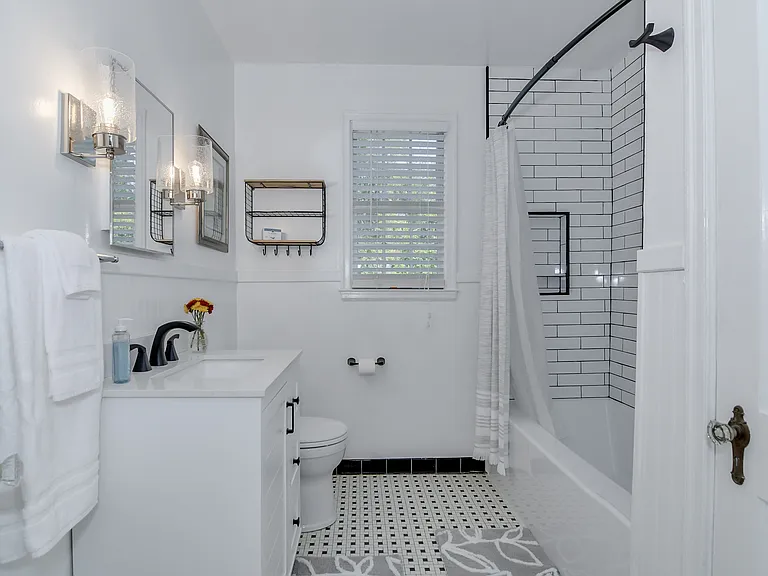 2631 Oakland Ave — Photo 31