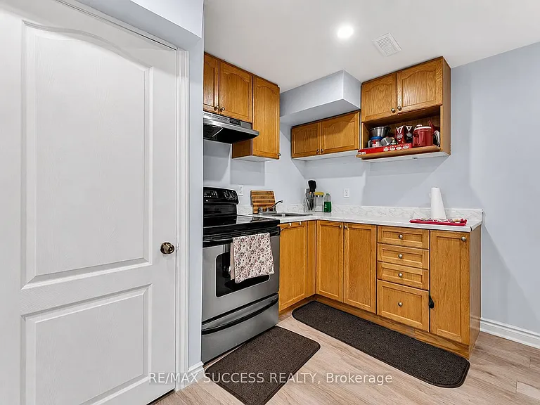 81 Lambert Cres #BASEMENT — Photo 2