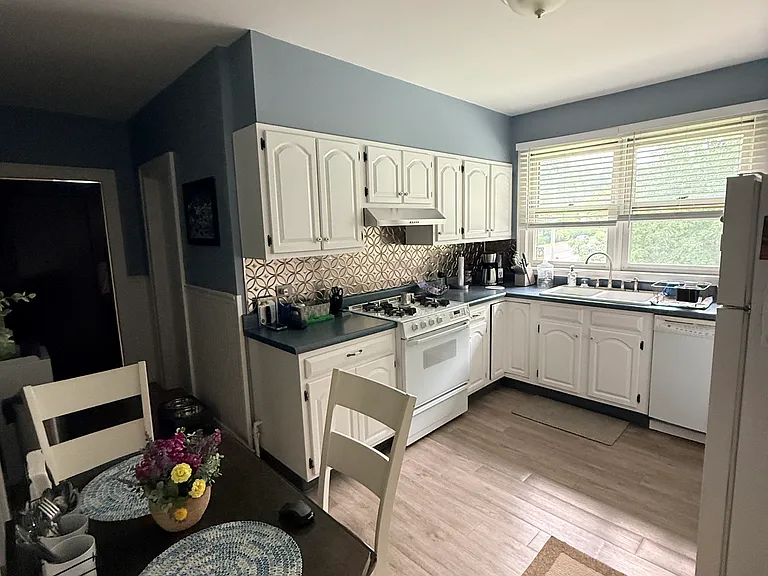 2355 Burdett Ave #B — Photo 7