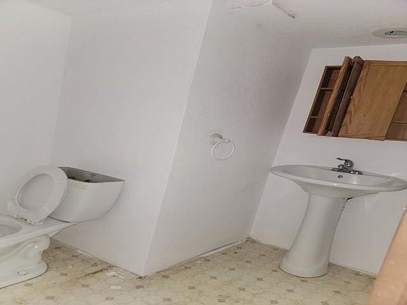 3rd image of 7844 W Gilford Rd