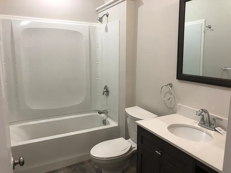 Full bath off ground floor bedroom