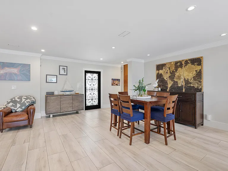 725 NE 36th St — Photo 43