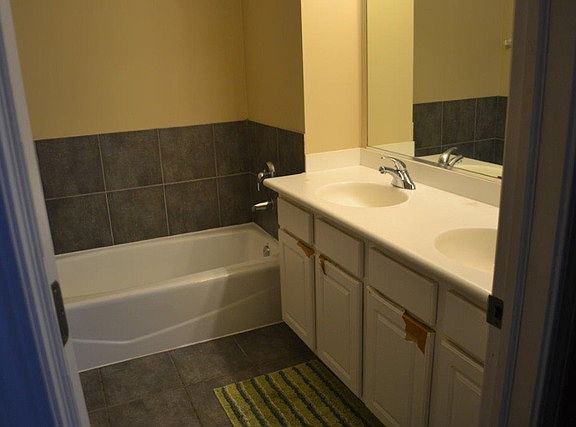 5th image of 985 Enfield Dr #985